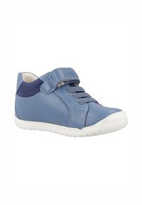 Sneaker in pelle blu con cinturino a velcro, dettagli in tessuto testurizzato, suola in gomma bianca e cuciture lungo i lati.