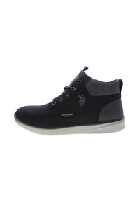 Černé vysoké tenisky s šedým polstrovaným límcem, bílou podrážkou, šněrováním a logem U.S. Polo Assn. na boku a jazyku.