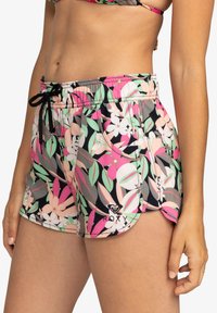 Shorts de bain fleuris avec un fond noir, motifs de feuilles roses, vertes et blanches, taille élastique et cordon noir avec logo.