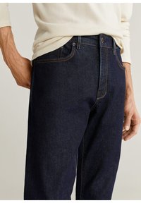 Jeans in denim blu scuro con taglio dritto, caratterizzati da cuciture arancioni, tasche laterali e un piccolo pulsante metallico in vita.