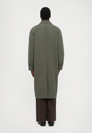 Classificação 10: Filippa K - CLIVE CAR - Gabardina