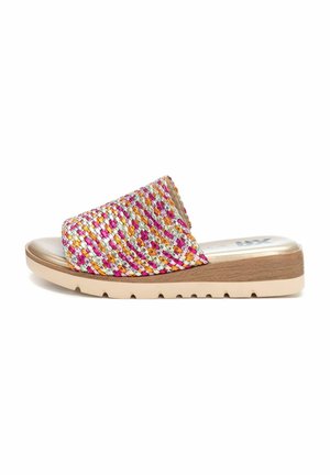 Sandalo a fascia intrecciato con fili multicolori (rosa, arancione, oro) su una parte superiore elegante, suola in gomma beige con motivo a battistrada per una migliore aderenza.