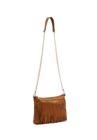 Brun ruskinds crossbody taske med frynse detaljer, guldkæde rem og lynlås lukning. Kompakt rektangulær form med en blød tekstur.