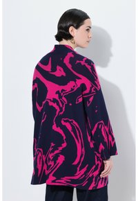 Bledě modrý cardigan po kolena s magentovým abstraktním vzorem, dlouhými rukávy a otevřeným předním dílem. Lehký pletený materiál; bez zapínání.