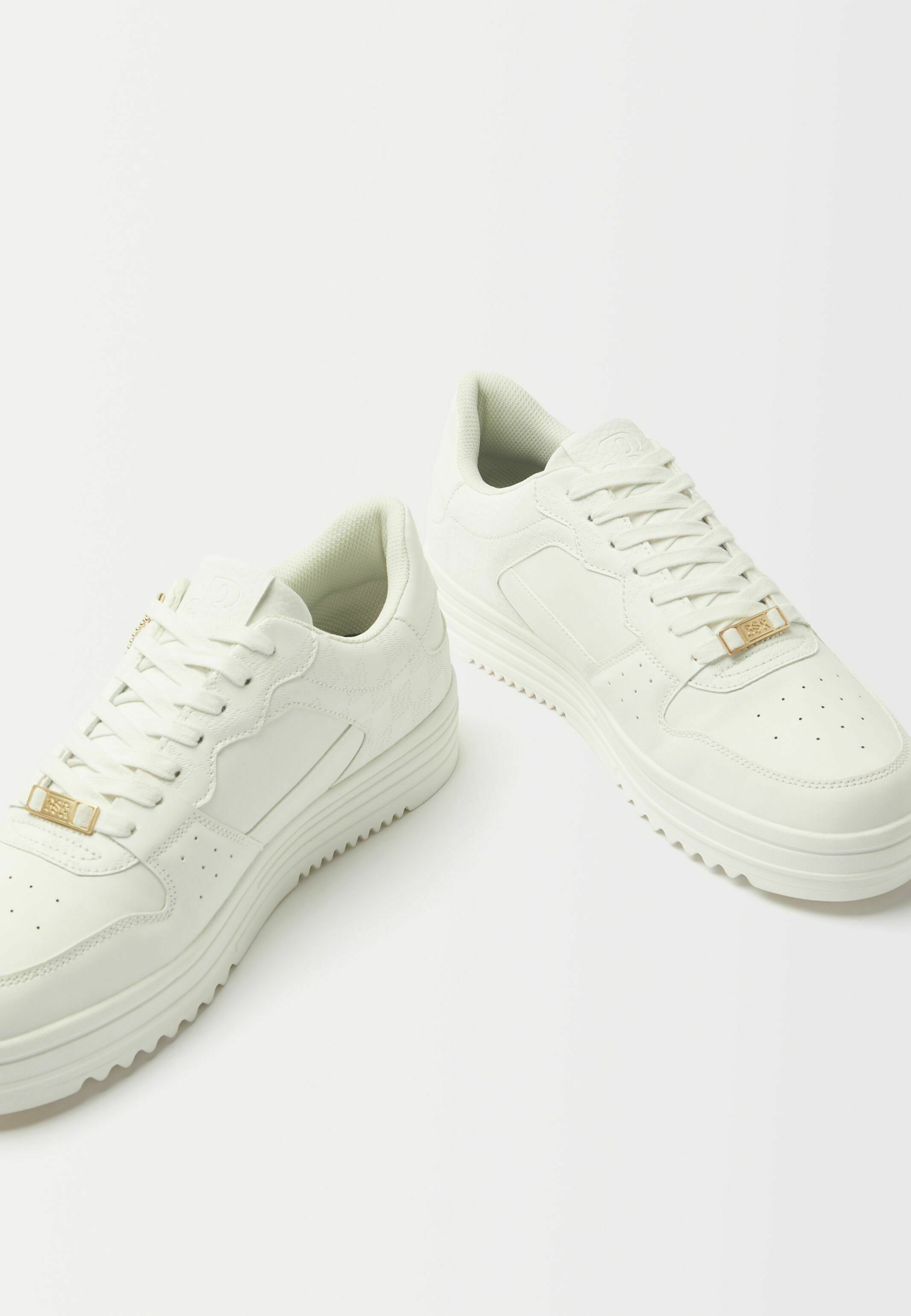 Benoît L - Bershka Short, Nike Air Force One - Dark Jungle | LOOKBOOK