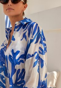 Next COVER-UP REGULAR FIT - Dodatek za na plažo - blue leaf