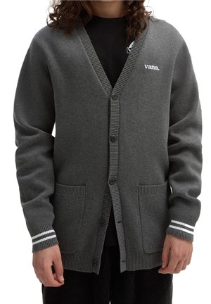 Grijze cardigan met ribgebreide randen, knoopsluiting aan de voorkant en twee zakken aan de voorkant. Witte logo op de borst en gestreepte accenten op de manchetten. Zachte textuur.