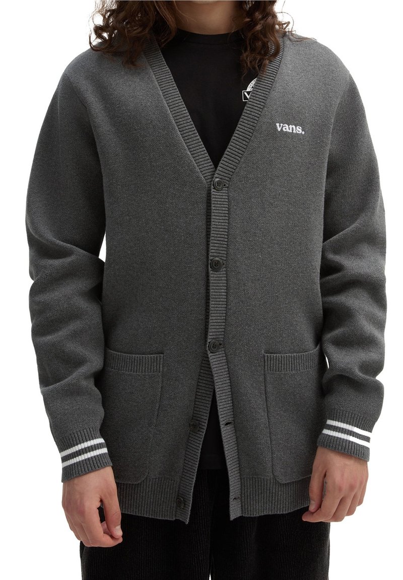 Grå cardigan med ribbad kant, knäppning framtill och två framfickor. Vit logotyp på bröstet och randiga detaljer på ärmarna. Mjuk textur.