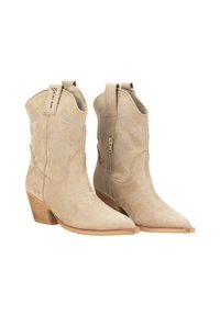Botines de ante beige con punteras afiladas, costuras decorativas, tacones curvados y cremalleras laterales, que cuentan con tiradores para facilitar el calzado.