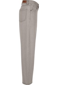 Jeans de mezclilla gris con corte recto, múltiples bolsillos y un parche de cuero marrón en la cintura. Textura suave y color neutro.