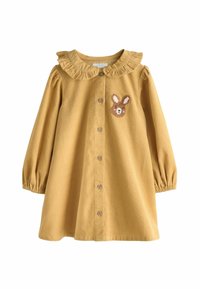 Rochie din catifea muștar cu un guler volanat, mâneci lungi pufoase și un design brodat cu iepure pe piept. Închidere cu nasturi în față.