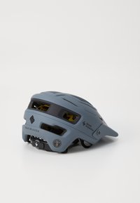 Casco Trailblazer in grigio opaco con fori di ventilazione, accenti neri e cinturino regolabile. Progettato per la sicurezza e il comfort durante il ciclismo.