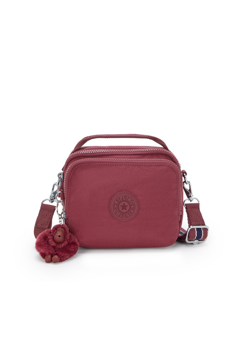 Borsa a tracolla rossa in tessuto, con chiusura con zip, patch rotondo con logo, tracolla testurizzata e un portachiavi a forma di scimmia pelosa come accessorio.