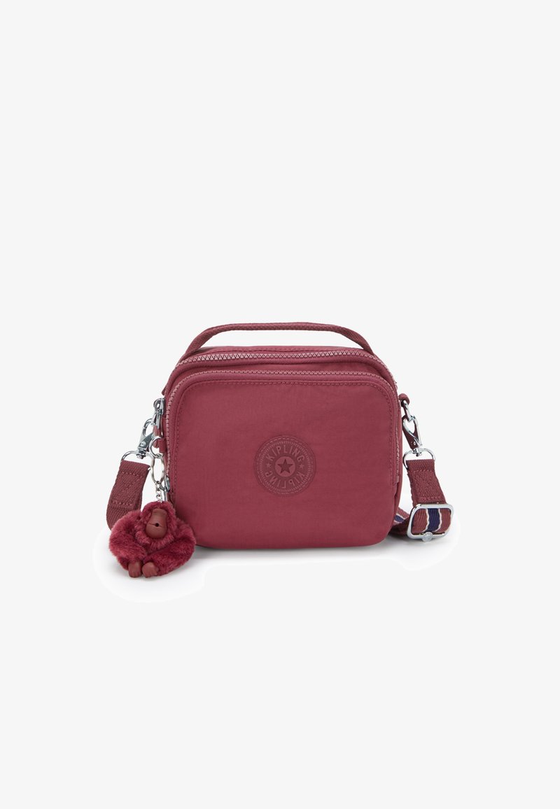 Borsa a tracolla rossa in tessuto, con chiusura con zip, patch rotondo con logo, tracolla testurizzata e un portachiavi a forma di scimmia pelosa come accessorio.