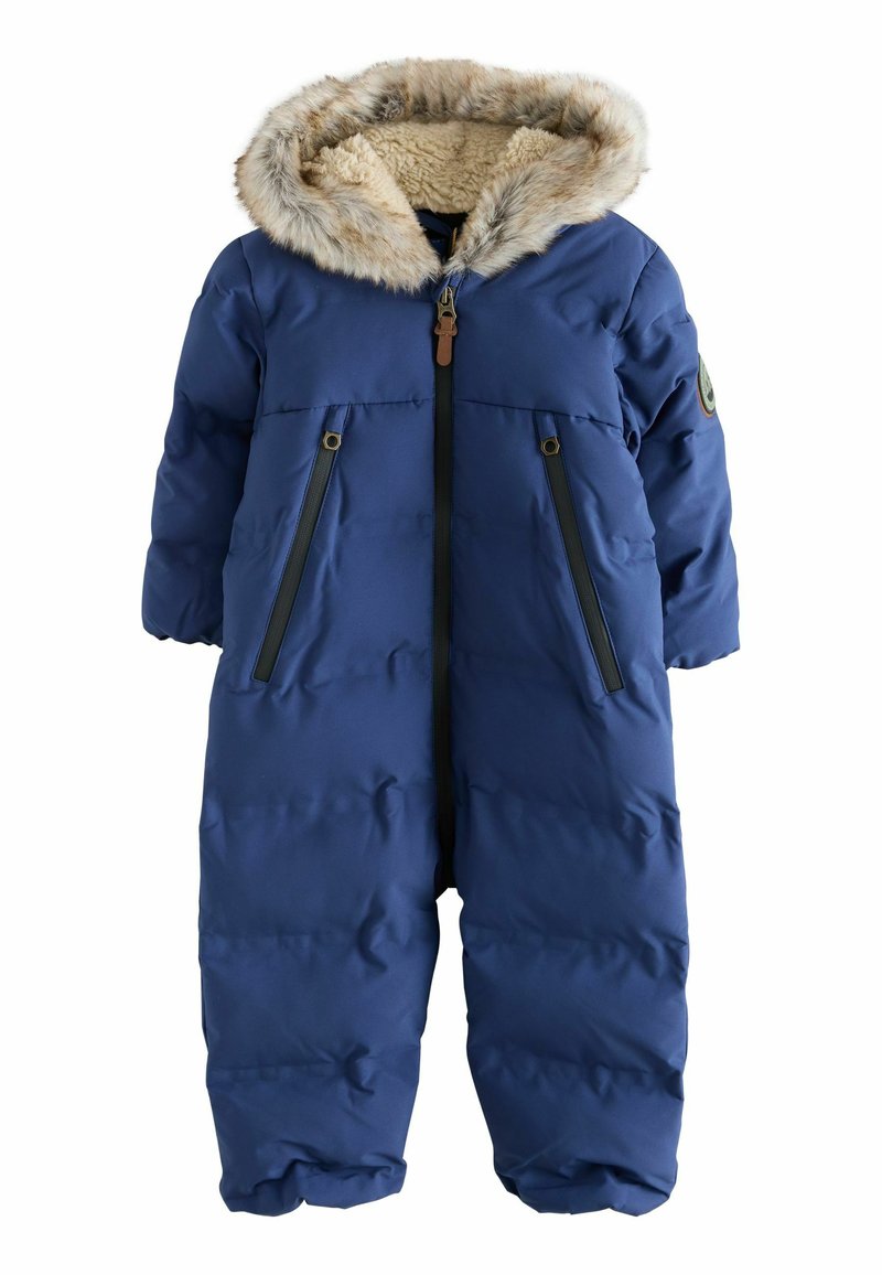 Marineblauer isolierter Babyschneeanzug mit fellgefütterter Kapuze, Frontreißverschluss und zwei Reißverschlusstaschen auf einem weißen Hintergrund.
