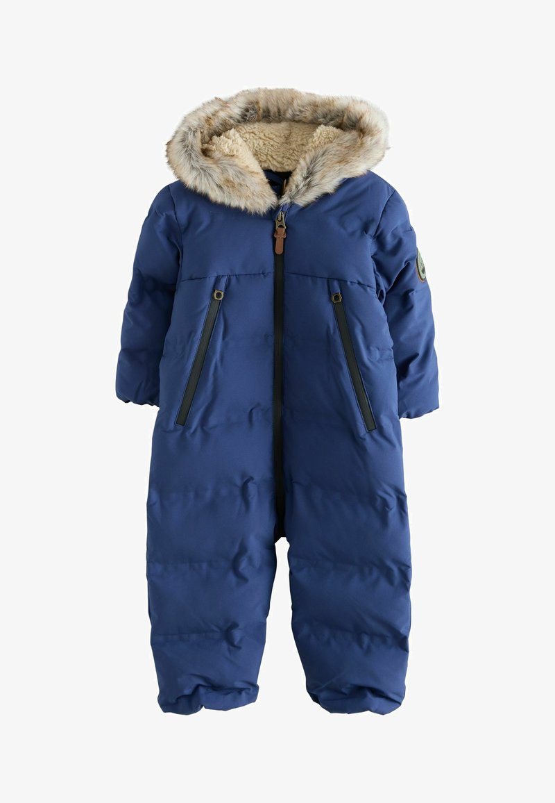 Marineblauwe geïsoleerde babysneeuwpak met een met bont gevoerde capuchon, ritssluiting aan de voorkant en twee ritszakken op een witte achtergrond.