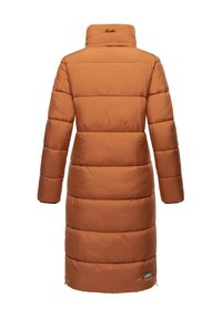 Lång puffjacka i orange-brun, med horisontella quiltade sektioner, hög krage och en logotyp på den nedre sidan.