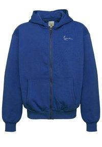Felpa blu con zip realizzata in un tessuto misto cotone. Presenta un cappuccio con cordino, tasche frontali, polsini a costine e dettaglio del logo cucito sul petto.
