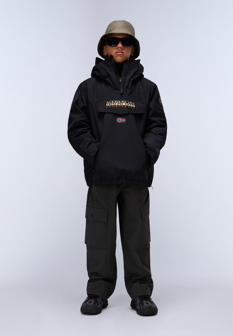 Černá nylonová mikina s logem a norskou vlajkou. Nositelná s olivovými cargo kalhotami a černými vzorovanými botami, doplněná slunečními brýlemi a béžovým kloboukem typu bucket.