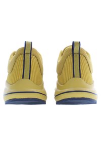 Żółte buty sportowe z teksturowaną siateczką u góry, wzmocnioną piętą oraz niebieską linią akcentującą wzdłuż podeszwy i zakładki na pięcie.