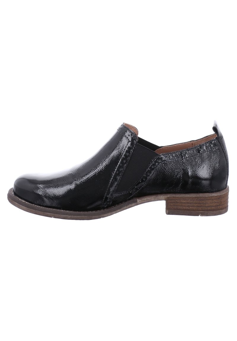 Chaussure à enfiler en cuir noir brillant avec un petit talon en bois superposé et des panneaux élastiques sur les côtés, vue du côté extérieur.