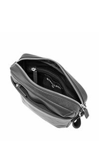 Črna usnjena torba z zadrgo za odpiranje, notranjimi predali in teksturirano površino. Vsebuje opazen notranji etiket znamke.