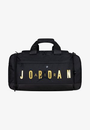 Zwarte sporttas met gouden "JORDAN" opdruk en logo, voorzien van dubbele handvatten, ritsclosure en een textuurstof.