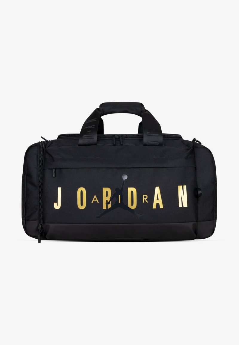 Crna torba sa sportskim uzorkom s zlatnim natpisom "JORDAN" i logotipom, koja ima dvostruke ručke, zatvaranje na patentni zatvarač i teksturiranu tkaninu.