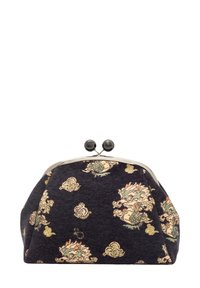 Granatowa torba materiałowa z złotym akcentem w wzór przedstawiający mityczne stworzenia, o zaokrąglonym kształcie oraz metalowym zapięciem z dwoma czarnymi kulistymi gałkami.