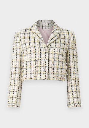 Veste courte en tweed multicolore avec un motif à carreaux, dotée de trois boutons sur le devant et d'une doublure rose douce.