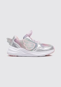 Zapatillas plateadas y rosas pastel con acentos de alas, parte superior de malla y suela texturizada. Presentan un acabado brillante y diseño de cordones.