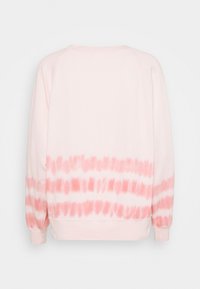 Svetle růžová mikina s tie-dye vzorem, která se vyznačuje gradientním designem, jemnou texturou, žebrovanými manžetami a volným střihem.