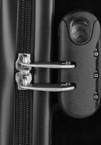 Maleta dura negra con una superficie texturizada, cremallera metálica y un candado de combinación con diales redondos para asegurar el contenido.