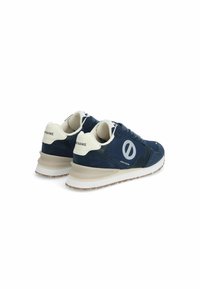 Scarpe sportive blu navy caratterizzate da una combinazione di materiali lisci e in rete, con una suola di colore chiaro e un logo circolare prominente.
