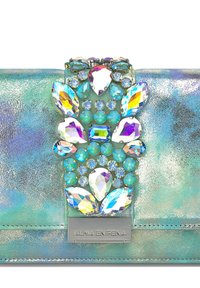 Clutch verde iridiscente con un acabado texturizado, que presenta un conjunto decorativo de piedras preciosas multicolores y una placa de logo plateada.
