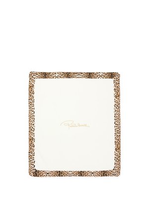 Sciarpa quadrata bianca con bordo leopardato e firma dorata in corsivo centrata sul tessuto.