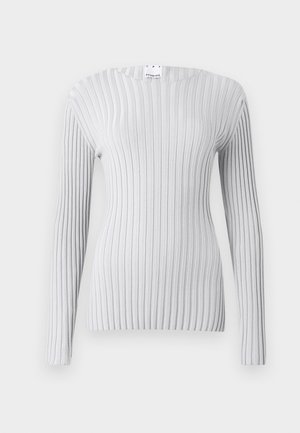 Heledad hallo-sinine pikkade varrukatega pluus vertikaalse ribatekstuuriga, ümmarguse kaeluse ja kitse siluetiik. Silt nähtav kaela juures.