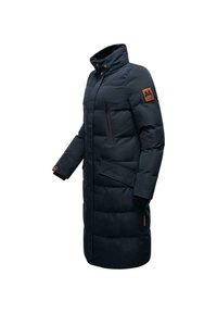 Námornícky modrá zateplená zimná bunda s vysokým golierom, bočnými vreckami a vreckom na zips na hrudi; obsahuje hnedú nášivku s logom na rukáve.
