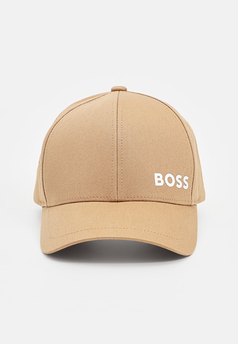 Casquette de baseball en coton beige avec une visière incurvée et un logo "BOSS" brodé en blanc à l'avant. Présente une couronne structurée et une sangle ajustable.