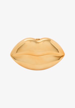 Złota kopertówka w kształcie ust z połyskującym wykończeniem, z gładkimi krzywiznami i zapięciem na górze. Odbijająca światło metaliczna powierzchnia.