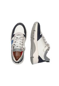 Grijze en marineblauwe sportchoenen met witte accenten, gemaakt van mesh en suède materialen, met veters en ritssluitingen, en een gestructureerde zool voor grip.