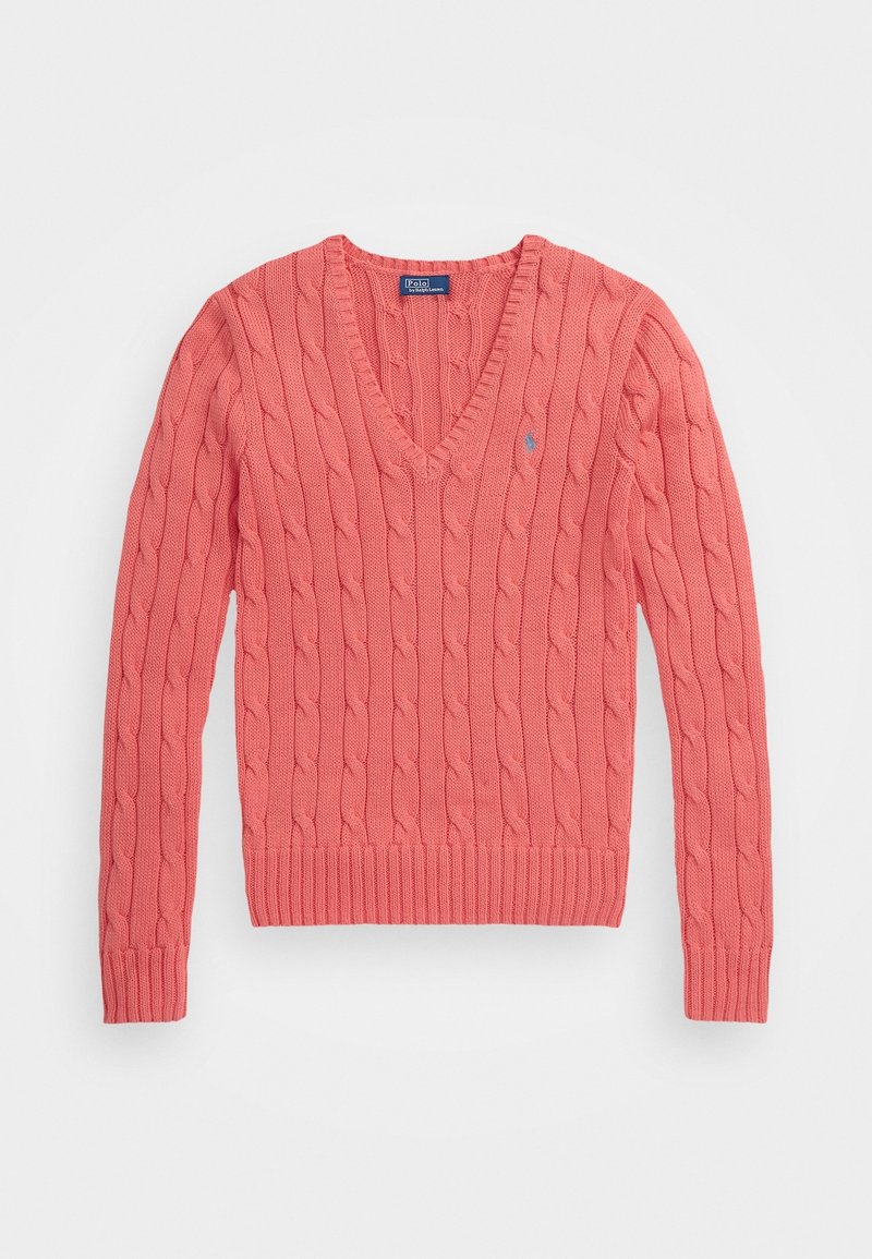 Pull col en V en maille torsadée rose corail, manches longues et poignets côtelés, avec un petit logo brodé sur la poitrine gauche.
