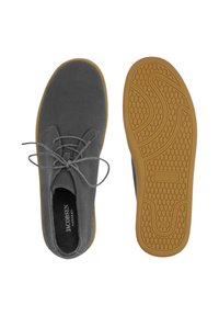 Zapatos de ante gris con cordones, punta redondeada y suela de goma beige, con un patrón texturizado en la parte inferior.