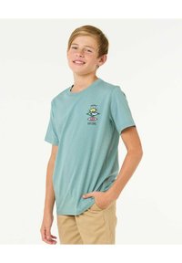 Camiseta de algodón de color azul claro con un pequeño gráfico multicolor en la parte izquierda del pecho. Diseño de mangas cortas y cuello redondo.