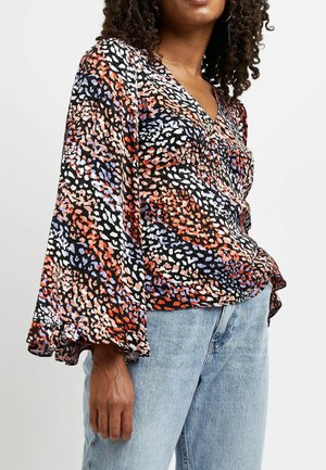 Mehrfarbige Bluse mit V-Ausschnitt, langen Glockenärmeln und einem fließenden Stoff mit schwarzem Grund und abstrakten Mustern in Orange, Blau und Weiß.