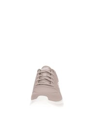 Sneaker grigia con una finitura liscia e opaca, forma arrotondata, suola bianca a contrasto e sistema di allacciatura tradizionale.