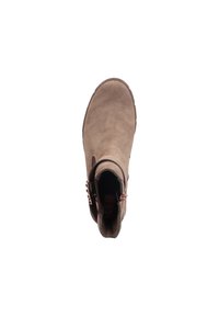 Bottines chevaucheuses en suède marron avec une sangle latérale ornée d'accents métalliques décoratifs, bout rond et semelle robuste avec un motif de relief.