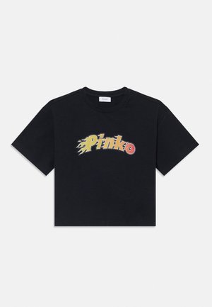 Sort cropped T-shirt med korte ærmer og rund halsudskæring med "Pinko"-logo i gule og orange flammer hen over brystet.