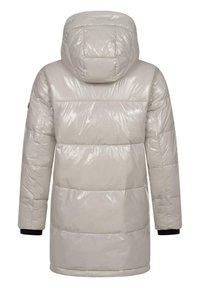 Svijetlosmeđi puf jakna s sjajnom završnom obradom, koja ima kapuljaču, kviltani dizajn, crne pletene manžete i srednju dužinu.