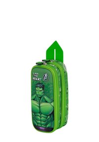 Trousse verte avec une image style bande dessinée de Hulk, design texturé, double zip et une poignée verte pour un transport facile.